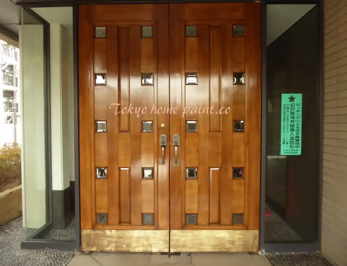 木製玄関ドア再塗装の施工後 美しい艶と木目が蘇った仕上がり|東京ホームペイント