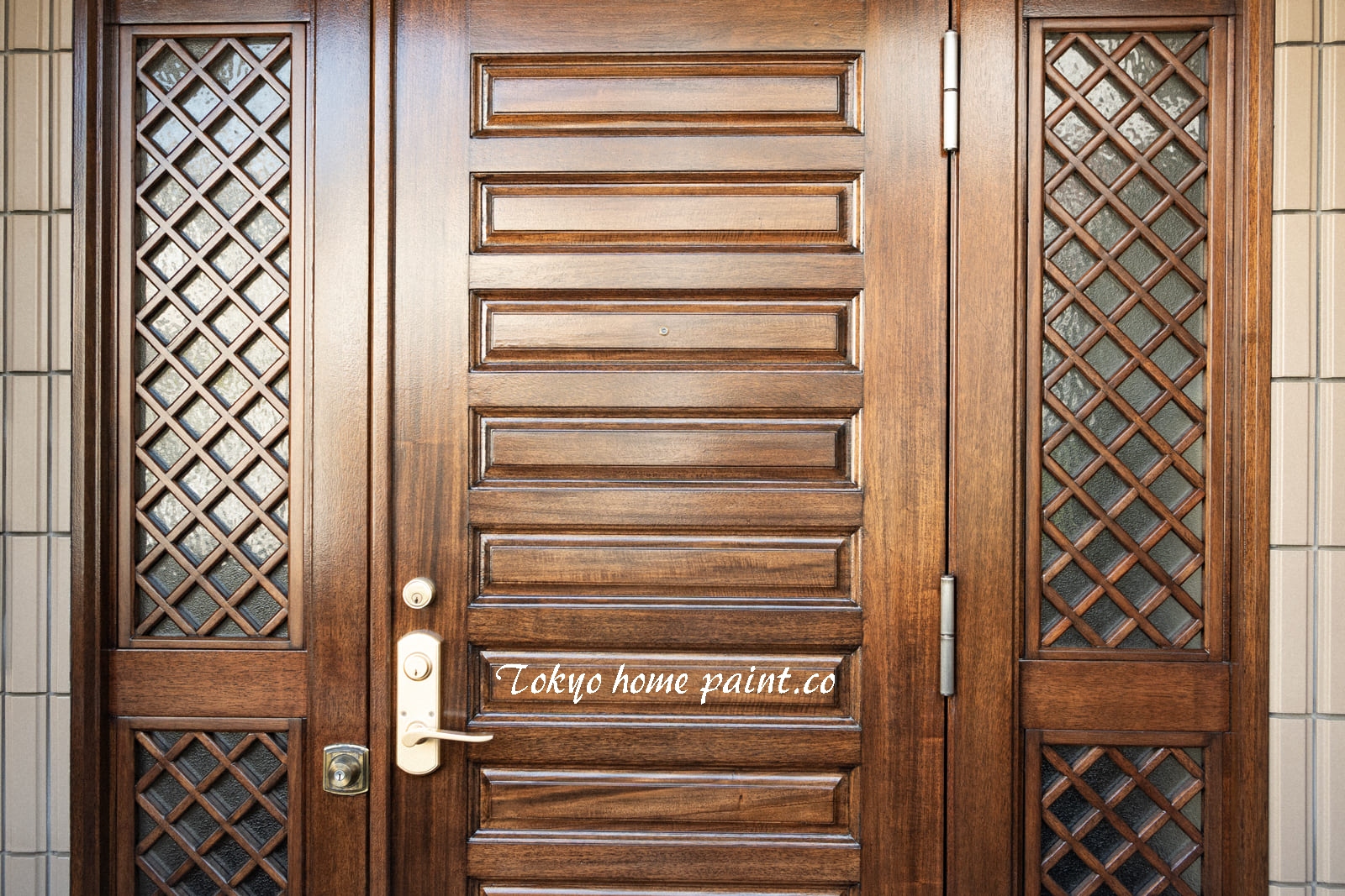 木製玄関ドア塗装専門のTokyo Home Paintによる施工例。上質な艶と木肌の美しさを再現した世田谷区の住宅