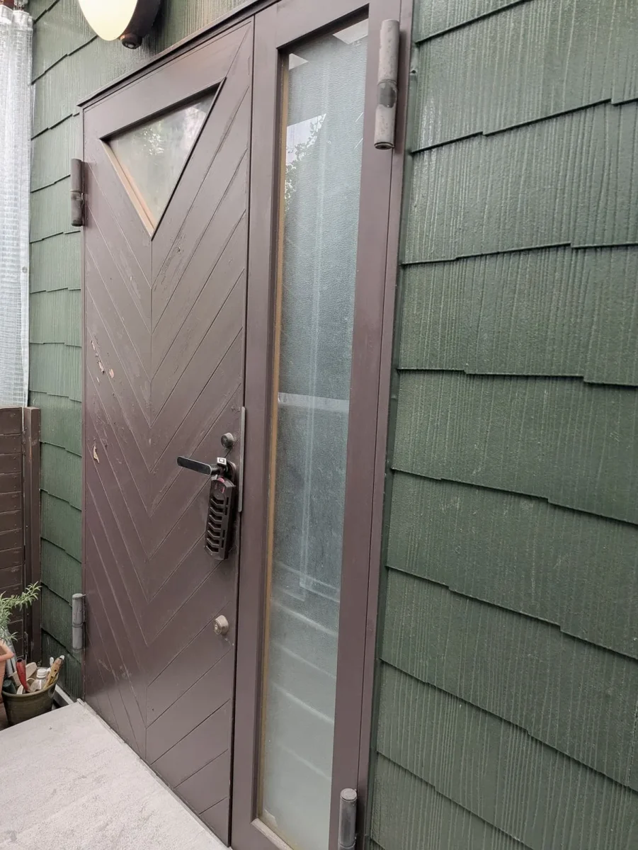 ペンキ塗りされた玄関ドアをウレタン施工に変更・施工前1