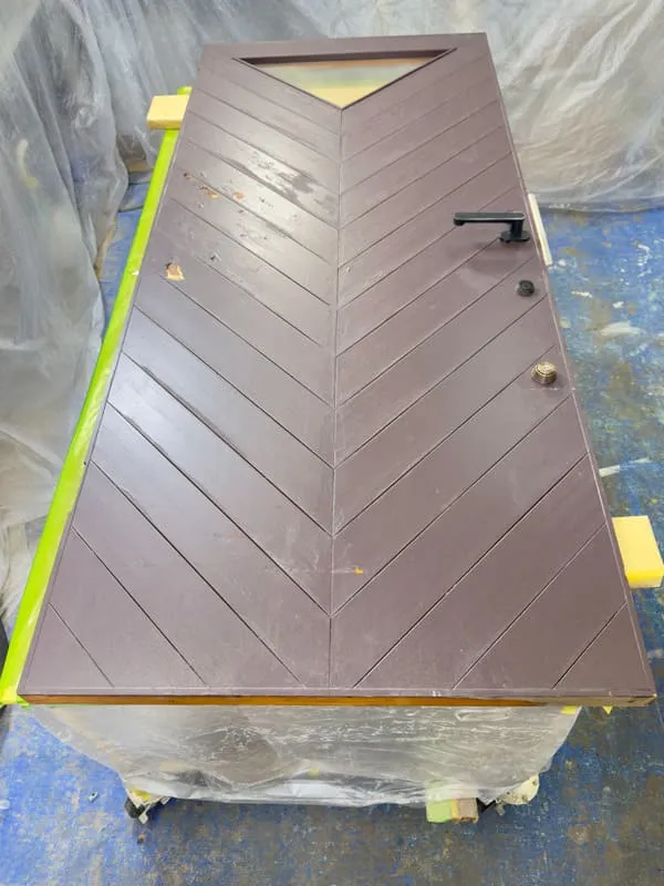 ペンキ塗りされた玄関ドアをウレタン施工に変更・作業所