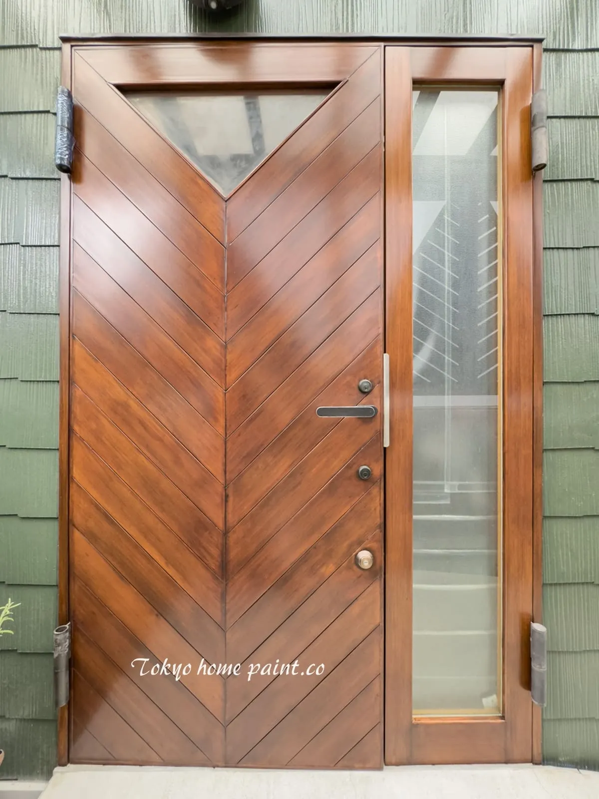 木製玄関ドアのペンキを落とし・油処理・傷処理・ウレタン仕上げ