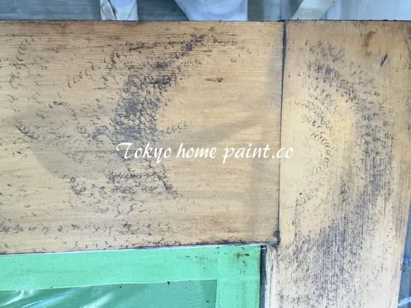 木製玄関ドア・深い削りの跡型