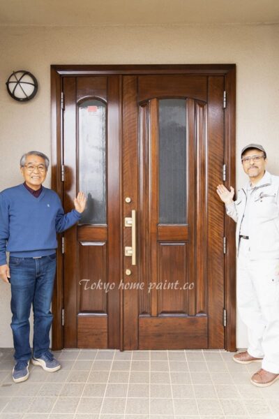 木製玄関ドア塗装横浜市。お客様と記念撮影