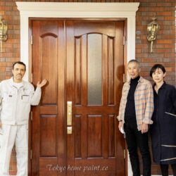 アイカ玄関ドアの塗装02・横浜市仕上げ後お客様と一緒に撮影