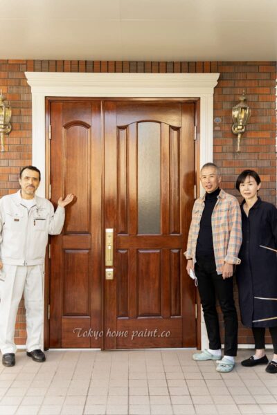 アイカ玄関ドアの塗装02・横浜市仕上げ後お客様と一緒に撮影