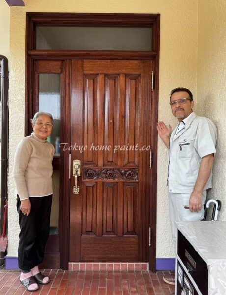 埼玉県で施工したYAMAHA製木製玄関ドア 再塗装後 お客様と記念撮影