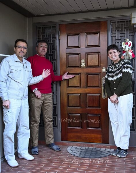 埼玉県ヤマハ玄関ドアウレタン仕上げ・喜んでいるお客さまと記念撮影