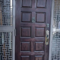 浦和市ヤマハ玄関ドアに他業者さんがかなりのオイルを塗られてました・施工前