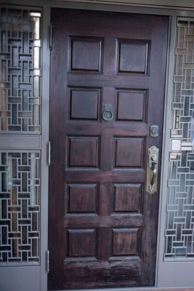 浦和市ヤマハ玄関ドアに他業者さんがかなりのオイルを塗られてました・施工前