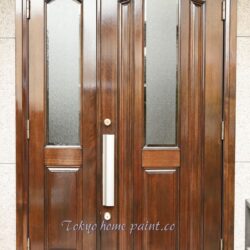 板橋区aicaの木製玄関ドアの塗装事例。塗装の種別が大事です。木製専用ウレタン塗装仕上げ