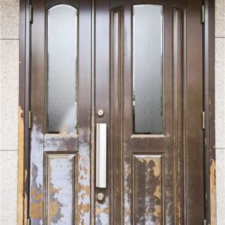 aicaの木製玄関ドアの塗装種別が大事です。板橋区塗装工事前