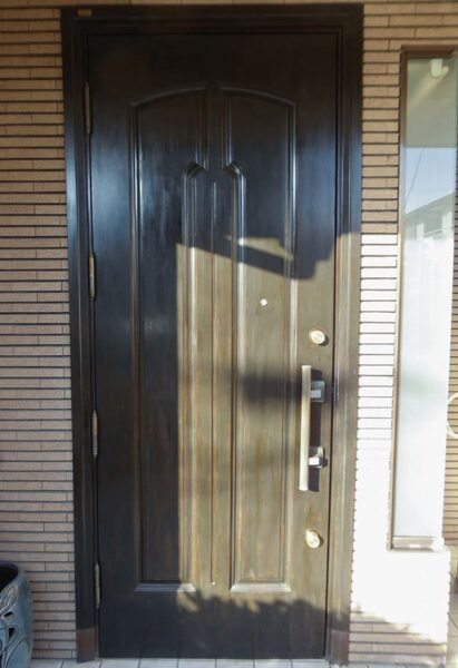 アイカ玄関ドア塗装工事前、何回もできない業者の塗り重ねを取り除きましたドア