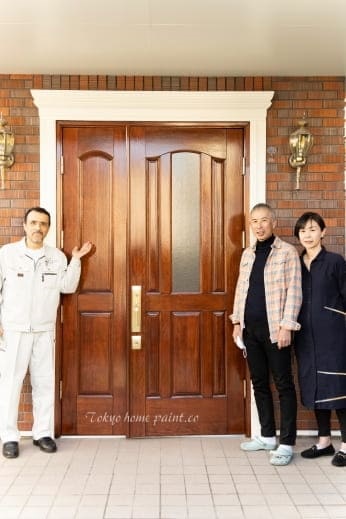 アイカ玄関ドアの塗装02・横浜市仕上げ後お客様と一緒に撮影