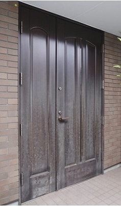 杉並区アイカ玄関ドア塗装施工前｜ドアがポロポロに劣化が進んでいる