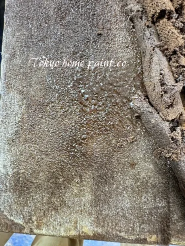 玄関ドア表面の剥離中、現れた　沢山な油（危険です）