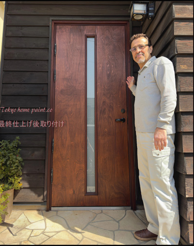 この木製玄関ドアは塗装だけではおさまりません。ドアの内部構造を日本の気候に合わせて再生