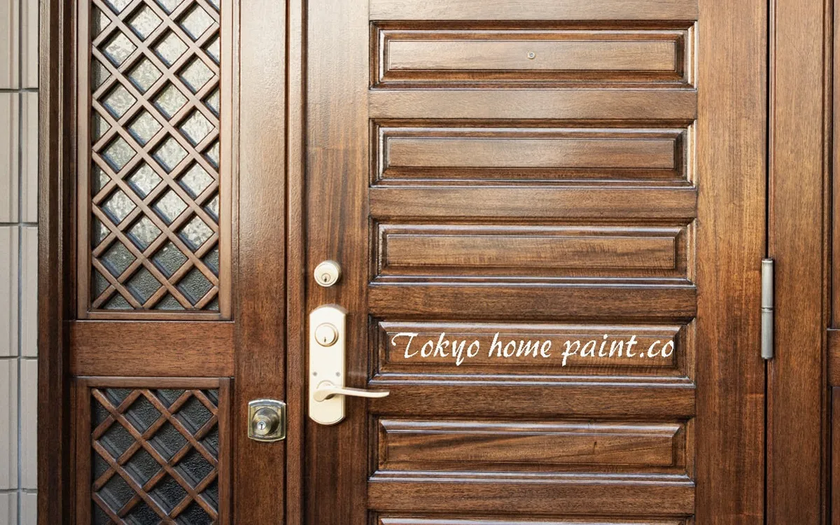 木製玄関ドア塗装専門のTokyo Home Paintによる施工例。上質な艶と木肌の美しさを再現した世田谷区の住宅
