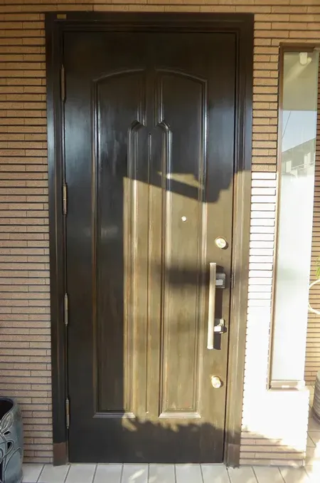 アイカ木製玄関ドア塗装前 全景 旧塗膜が重なった施工前の状態