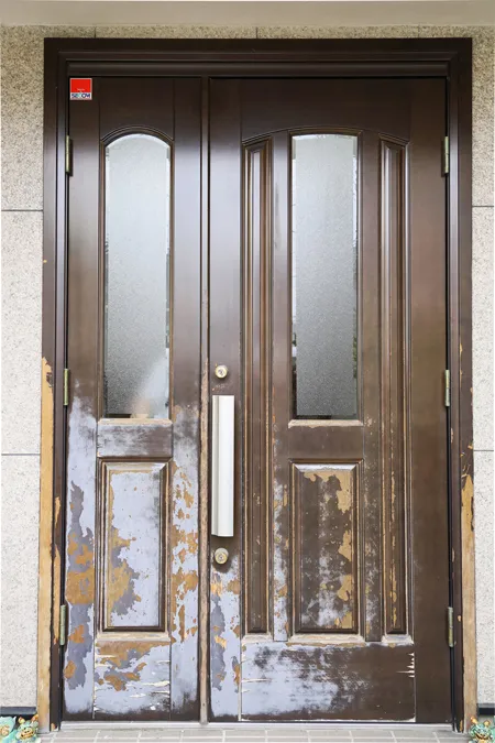 下部の塗膜が広範囲に剥がれたアイカ製木製玄関ドアの施工前全体