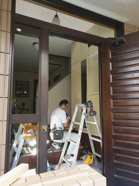 木製玄関ドアの格子を取り外すための現地作業