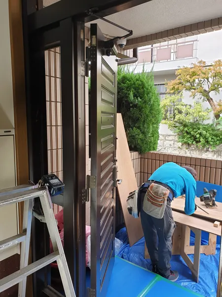 世田谷区の現場で行う木製玄関ドア再塗装作業