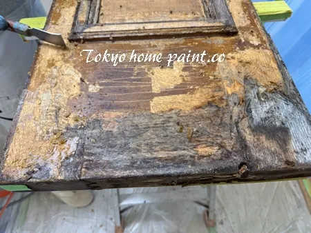 古い塗膜の下で腐食していた木製子ドア下部
